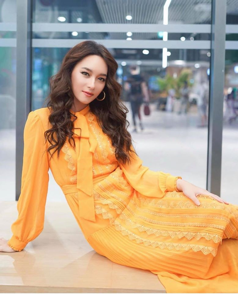 Lúc mặc kín đáo thì cô lại chọn màu sắc nổi bật, sành điệu. Ảnh: Internet. Video "Minh Hằng chia sẻ về phong cách thời trang". Nguồn: VTC.