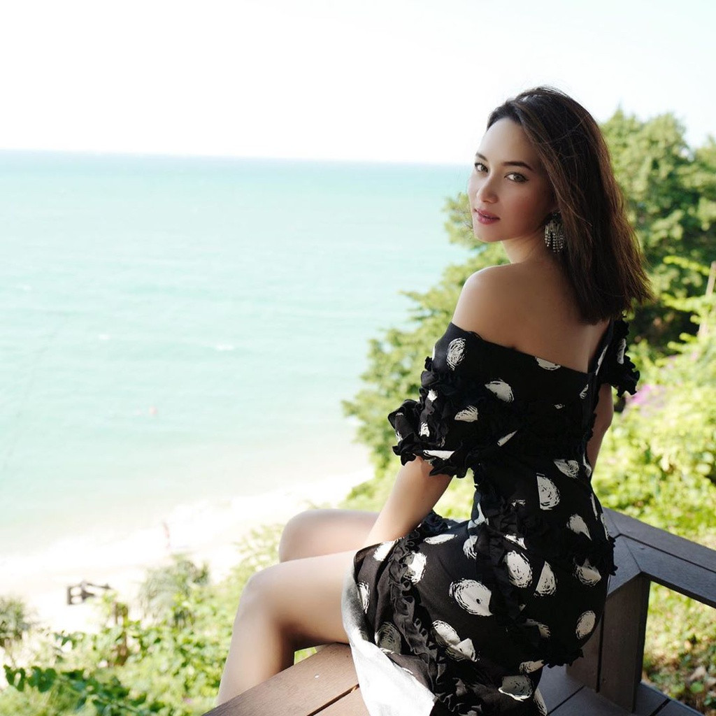 Sở hữu body đẹp nên Bee Namthip cũng thường xuyên khoe thân trong những bộ trang phục trễ nải.