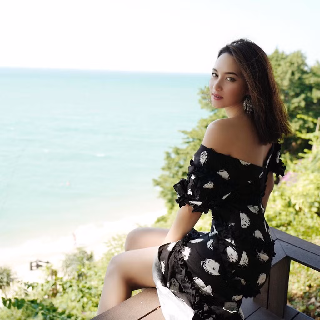 Sở hữu body đẹp nên Bee Namthip cũng thường xuyên khoe thân trong những bộ trang phục trễ nải.