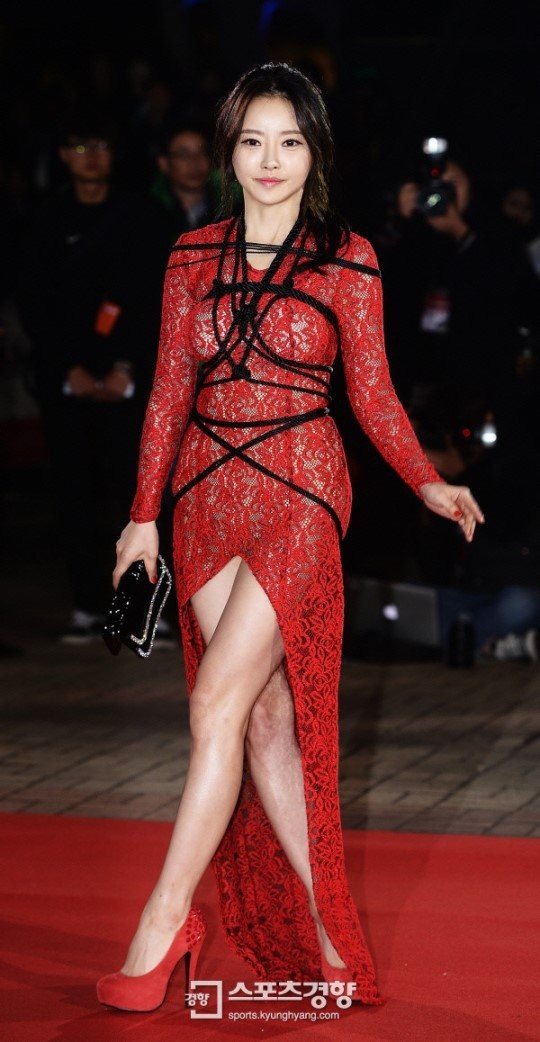 Han Se Ah diện bộ váy thiết kế khó hiểu và kém tinh tế tại thảm đỏ Grand Bell Awards năm 2014.