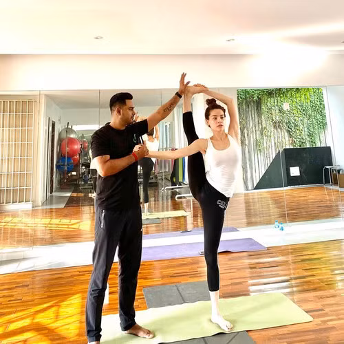 Ngoài việc chăm sóc da kỹ càng, người đẹp họ Hồ còn chăm chỉ tập yoga để giữ dáng. Hồ Ngọc Hà là một "con nghiện" yoga. Cô bắt đầu với bộ môn này khá lâu và cho đến hiện tại, yoga đối với cô đã trở thành một sở thích.