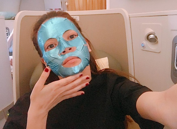 Với một làn da luôn phải trang điểm nhiều và đậm, việc Hà Hồ luôn lưu ý đó chính là làm sạch da đúng cách mỗi sáng và tối. Sau khi về đến nhà, cô đều lập tức sử dụng sản phẩm tẩy trang phù hợp để loại bỏ hoàn toàn mỹ phẩm cùng lớp nhờn bẩn trên da.