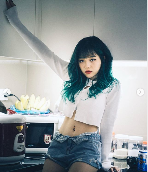 Linh Ngọc Đàm gây ấn tượng không chỉ bởi nhan sắc xinh đẹp mà còn có cách ăn mặc cá tính nhưng cũng không kém phần quyến rũ.