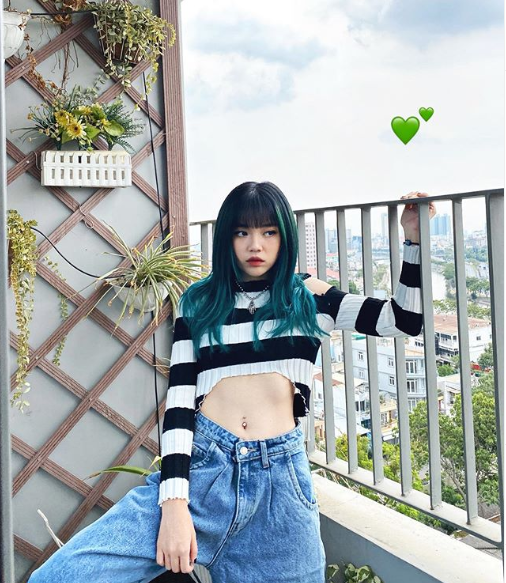 Linh Ngọc Đàm ở tuổi 24 vô cùng xinh xắn và đang dần chuyển hướng hình ảnh sang phong cách thời trang gợi cảm.