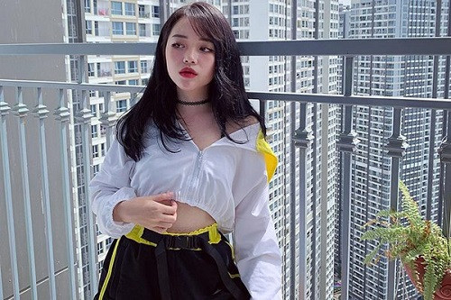 Phối áo croptop với chân váy ngắn, Ngọc Linh vừa khoe được vòng eo thon trứ danh, lại vừa "ăn gian" chiều cao một cách đáng ngưỡng mộ.