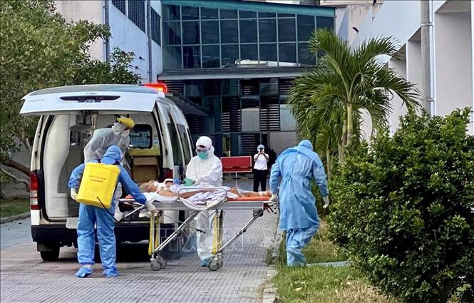 8 benh nhan COVID-19 dien bien nang: Viet Nam co du may tho, ECMO?