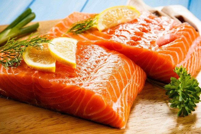 Cá: Bạn nên chọn các loại cá giàu chất béo như cá hồi và cá thu. Axit béo omega 3 trong các loại cá làm giảm viêm ở ruột một cách hiệu quả. Ảnh: Internet. Mời độc giả theo dõi video "Ăn uống thế nào để phòng tránh ung thư?". Nguồn: VTC14.