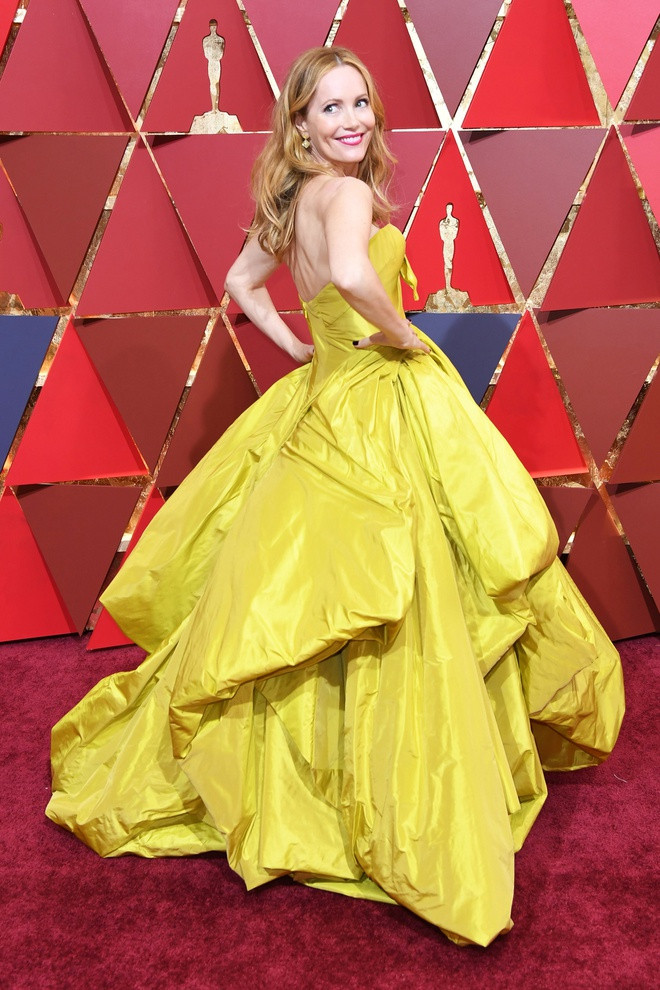 Nữ diễn viên Leslie Mann từng dẫn đầu danh sách sao mặc xấu trong lễ trao giải Oscar 2017 khi cô mặc váy trông như bao tải nhàu nát.