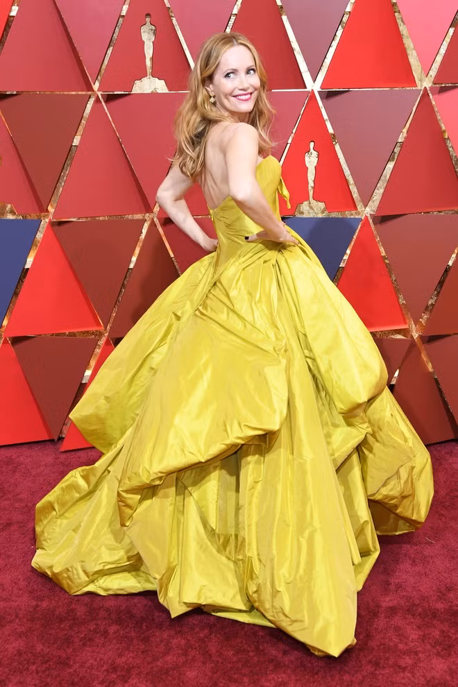 Nữ diễn viên Leslie Mann từng dẫn đầu danh sách sao mặc xấu trong lễ trao giải Oscar 2017 khi cô mặc váy trông như bao tải nhàu nát.