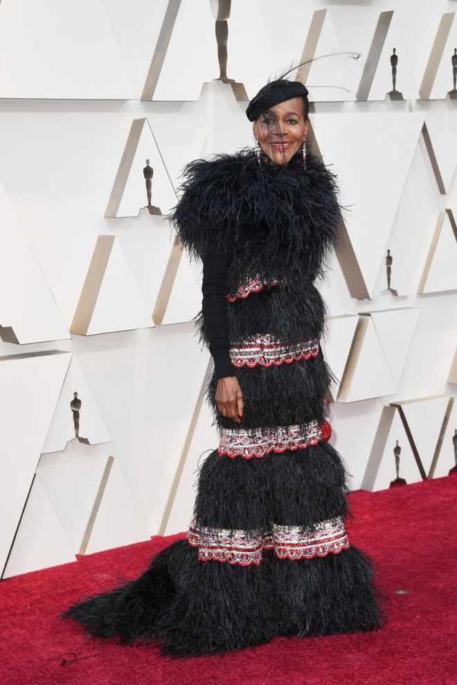 Cicely Tyson không khác gì con sâu róm với bộ váy đính kết lông đen cùng đường diềm kim tuyến chia cắt cơ thể thành từng khúc. Ảnh: Internet. Video "Minh Hằng chia sẻ về phong cách thời trang". Nguồn: VTC.