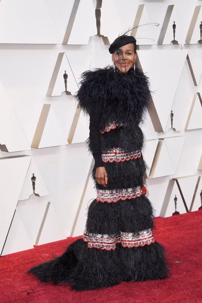Cicely Tyson không khác gì con sâu róm với bộ váy đính kết lông đen cùng đường diềm kim tuyến chia cắt cơ thể thành từng khúc. Ảnh: Internet. Video "Minh Hằng chia sẻ về phong cách thời trang". Nguồn: VTC.