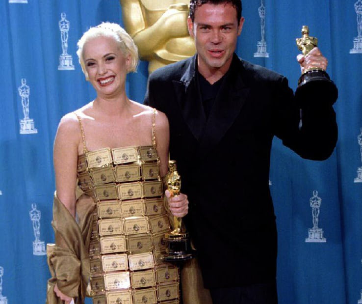 Lizzy Gardiner đến thảm đỏ của Giải Oscar năm 1995 trong bộ trang phục kỳ quái do chính cô thiết kế. Bộ trang phục thảm họa nhất của cô được làm từ 254 thẻ vàng hết hạn của American Express.