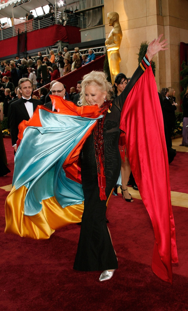 Nữ diễn viên Sally Kirkland từng bị chỉ trí khi xuất hiện tại lễ trao giải Oscar năm 2007 với bộ váy thảm họa.