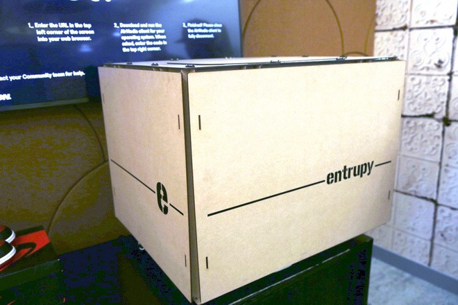 Theo Business Insider, bên trong chiếc hộp gỗ này được trang bị 8 camera có thể chụp đồng thời hình ảnh của chiếc giày từ nhiều góc độ.