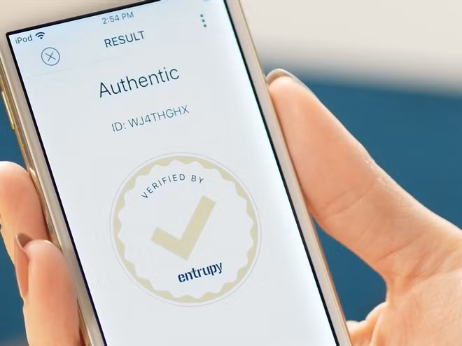 Hệ thống trí tuệ nhân tạo cũng được áp dụng để phân tích các bức ảnh và cho ra kết quả cuối cùng. Nếu vượt qua những bài kiểm tra từ thiết bị, người dùng sẽ nhận được kết quả trên điện thoại với chứng thực của Entrupy.