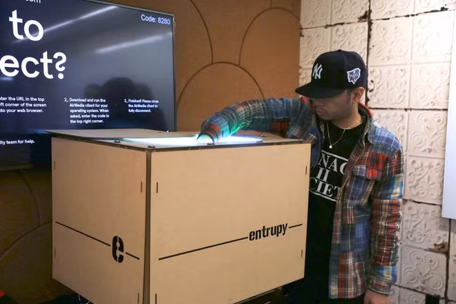 CEO của Entrupy, Vidyuth Srinivasan cho biết đội của ông vẫn đang tìm cách cải thiện kết quả phân tích từ thiết bị này từng ngày để bắt kịp với sự phát triển của công nghệ làm giả. "Chúng tôi hoàn toàn có thể tạo ra một thị trường của riêng mình với thiết bị này", Srinivasan nói.