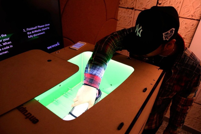 Sau khi đã hoàn tất quá trình điền thông tin, người dùng đặt từng chiếc giày vào trong hộp và nhấn nút chụp ảnh trên ứng dụng. Camera ở bên trong chiếc hộp sẽ đồng thời chụp ảnh mọi góc độ của chiếc giày được bỏ vào.