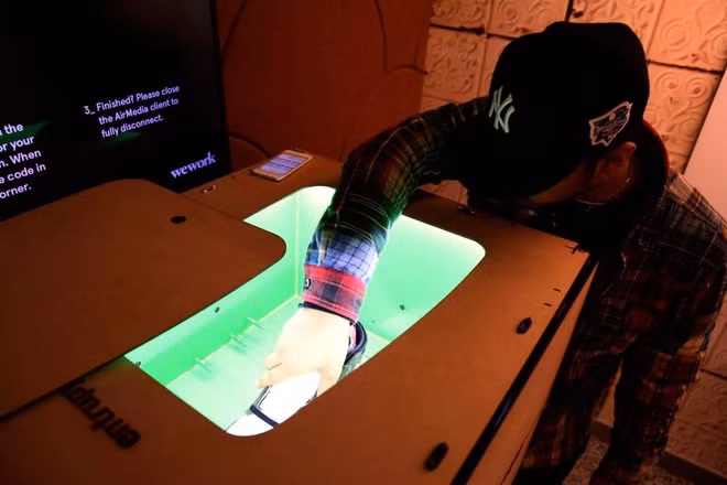 Sau khi đã hoàn tất quá trình điền thông tin, người dùng đặt từng chiếc giày vào trong hộp và nhấn nút chụp ảnh trên ứng dụng. Camera ở bên trong chiếc hộp sẽ đồng thời chụp ảnh mọi góc độ của chiếc giày được bỏ vào.