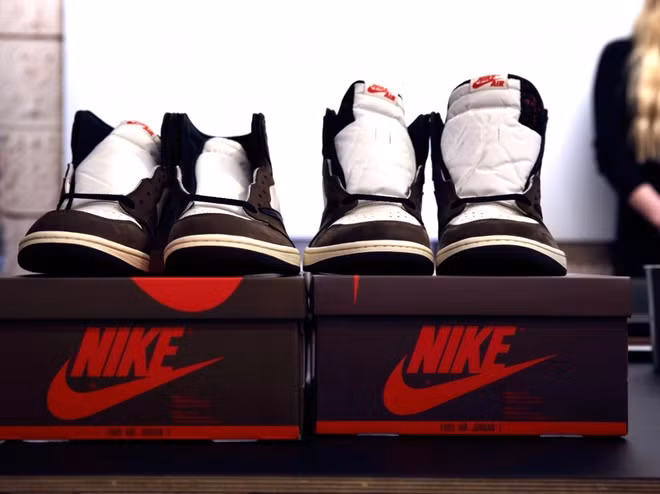 Mashable cho biết, thuật toán này sẽ nhìn vào bất cứ nơi nào từ 500-1.300 điểm dữ liệu để phát hiện những điểm khác biệt dù là nhỏ nhất như dây giày đã bị thay đổi giữa phiên bản giày giả và giày thật.