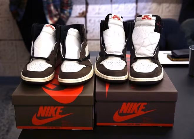 Thị trường giày fake (hàng nhái) đã xuất hiện khắp mọi nơi và ngày càng phát triển như một quả bom nổ chậm đe dọa đến doanh thu của các thương hiệu lớn. Hiện nay, thật khó để có thể phân biệt một đôi giày có phải là hàng thật hay không nếu chỉ nhìn sơ qua bên ngoài.