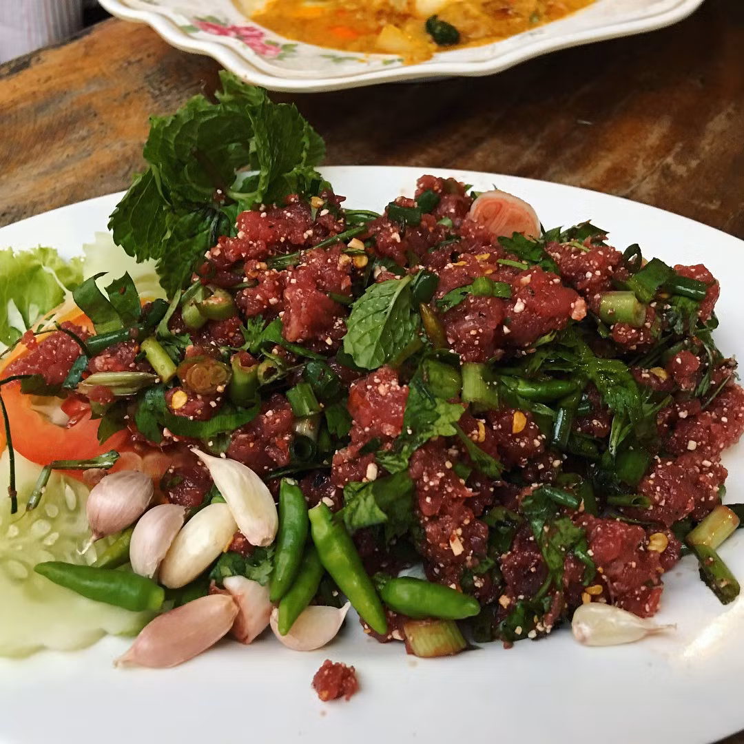 Khi ăn, người ta chấm thịt bò sống với đồ chấm và ăn cùng rau thơm để lấn át vị tanh.