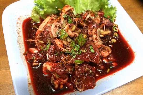 Với những người chưa quen nhìn, chưa quen ăn thịt bò theo cách này thì hầu như đều "chạy mất dép".