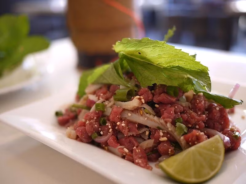 Họ tin rằng, thưởng thức thịt bò sống theo cách này sẽ cực kì giàu dinh dưỡng.