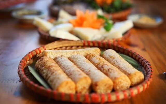 Cơm lam Đắk Nông: Cơm lam là một đặc sản của tỉnh Đắk Nông, món ăn tuy dân giã nhưng chúng ta có thể thấy được sự tài tình trong cách chế biến của họ.Trong mỗi miếng cơm lam, người ăn có thể cảm nhận được vị ngọt và thơm của gạo dẻo trong mùi hương của nứa.