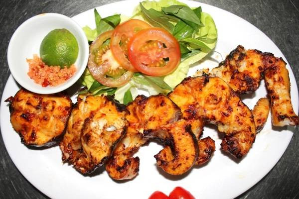 Cá lăng sông Sêrêpốk chỉ phù hợp với món nướng chấm với muối ớt và món lẩu cá lăng với măng chua rừng. Nướng trên than hồng, phần thịt cá tươm mỡ béo, phần da vàng giòn rụm, phần đầu và đuôi có thể dùng để nấu măng chua ăn với bún tươi.