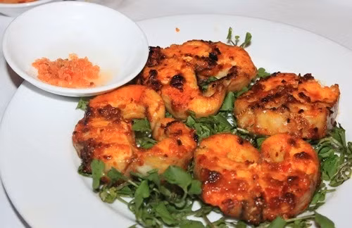 Cá lăng sông Sêrêpốk là một đặc sản của vùng núi Tây Nguyên này. Cá lăng là loài cá da trơn, đầu bẹp như cá trê ở vùng đồng bằng. Do sông Sêrêpôk có dòng chảy quanh năm nên cá lăng sống ở đây có thịt chắc hơn những vùng khác và có khối lượng nặng hơn cá lăng ở vùng khác.