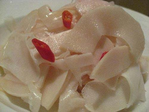 Măng chua rừng: Đến với Đắk Nông, bạn phải một lần nếm món măng chua của đồng bào dân tộc nơi đây mới cảm nhận hết được những nét giản dị, mộc mạc của nó. Không phải là một món ăn cao sang, măng chua mộc mạc như bản chất của người dân tộc Tây Nguyên và để lại trong lòng mỗi thực khách một cảm giác thật ngon, thật lạ vì chính bản chất bình dị, tự nhiên vốn có của nó.