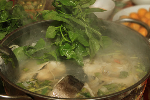 Lẩu lá rừng chính là kinh nghiệm từ ngàn đời của đồng bào dân tộc bản địa được đúc kết. Mỗi loại lá đều chứa đựng trong mình những chất dinh dưỡng đặc biệt, có tác dụng tốt đối với sức khoẻ.