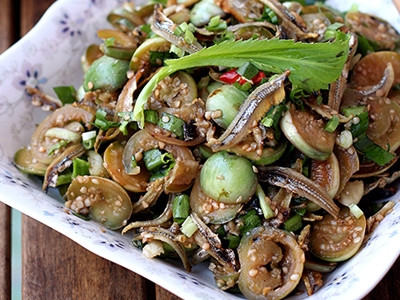 Cà đắng vốn là loại cà mọc dại. Sau được người dân đem về trồng và tạo ra một giống cà đắng ít đắng hơn. Cà có quả thon dài, trái có vằn dọc trắng xanh như trái dưa. Vị cà đắng đăng đắng như khổ qua rừng rất hấp dẫn. Người trong buôn thường dùng cà để nấu canh, kho cá khô hoặc kho tép. Món ăn nào cũng đặc trưng vị đắng, vị cay khiến ai ăn một lần cũng muốn dùng nữa.