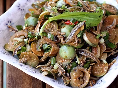 Cà đắng vốn là loại cà mọc dại. Sau được người dân đem về trồng và tạo ra một giống cà đắng ít đắng hơn. Cà có quả thon dài, trái có vằn dọc trắng xanh như trái dưa. Vị cà đắng đăng đắng như khổ qua rừng rất hấp dẫn. Người trong buôn thường dùng cà để nấu canh, kho cá khô hoặc kho tép. Món ăn nào cũng đặc trưng vị đắng, vị cay khiến ai ăn một lần cũng muốn dùng nữa.