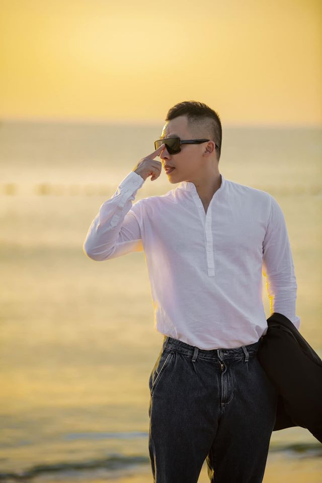 Không phải nghệ sĩ showbiz nhưng Vũ Khắc Tiệp vẫn luôn là cái tên thu hút mạnh mẽ sự chú ý của dân tình bởi lối sống sang chảnh cùng gu thời trang ấn tượng “chất như nước cất”.