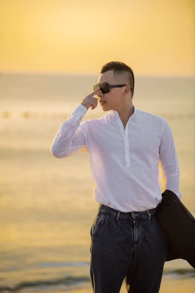 Không phải nghệ sĩ showbiz nhưng Vũ Khắc Tiệp vẫn luôn là cái tên thu hút mạnh mẽ sự chú ý của dân tình bởi lối sống sang chảnh cùng gu thời trang ấn tượng “chất như nước cất”.