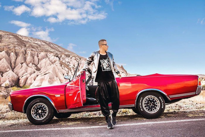 Tủ trang phục hàng hiệu của Vũ Khắc Tiệp cũng được bổ sung ngày càng đồ sộ sau mỗi chuyến du lịch nước ngoài.