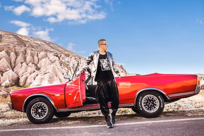 Tủ trang phục hàng hiệu của Vũ Khắc Tiệp cũng được bổ sung ngày càng đồ sộ sau mỗi chuyến du lịch nước ngoài.