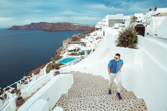 Áo sơ mi xanh phối với quần màu kem và giày xanh nổi bật khiến Vũ Khắc Tiệp trông vô cùng lịch lãm, bảnh bao. Ảnh: FBNV. Video "Minh Hằng chia sẻ về phong cách thời trang". Nguồn: VTC.