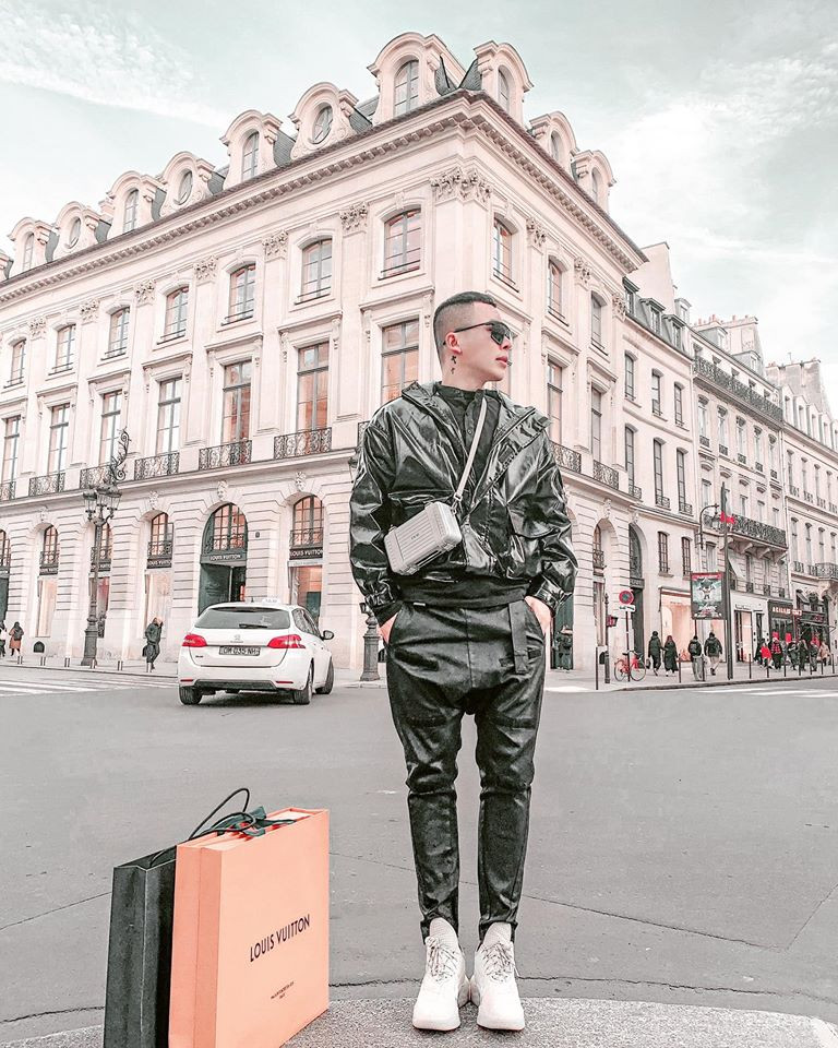 Sở hữu cả một công ty chuyên đào tạo về người mẫu, Vũ Khắc Tiệp xây dựng cho bản thân một hình ảnh đầy hào nhoáng, từ vẻ ngoài ngày một bảnh bao đến phong cách thời trang thời thượng, đẳng cấp.