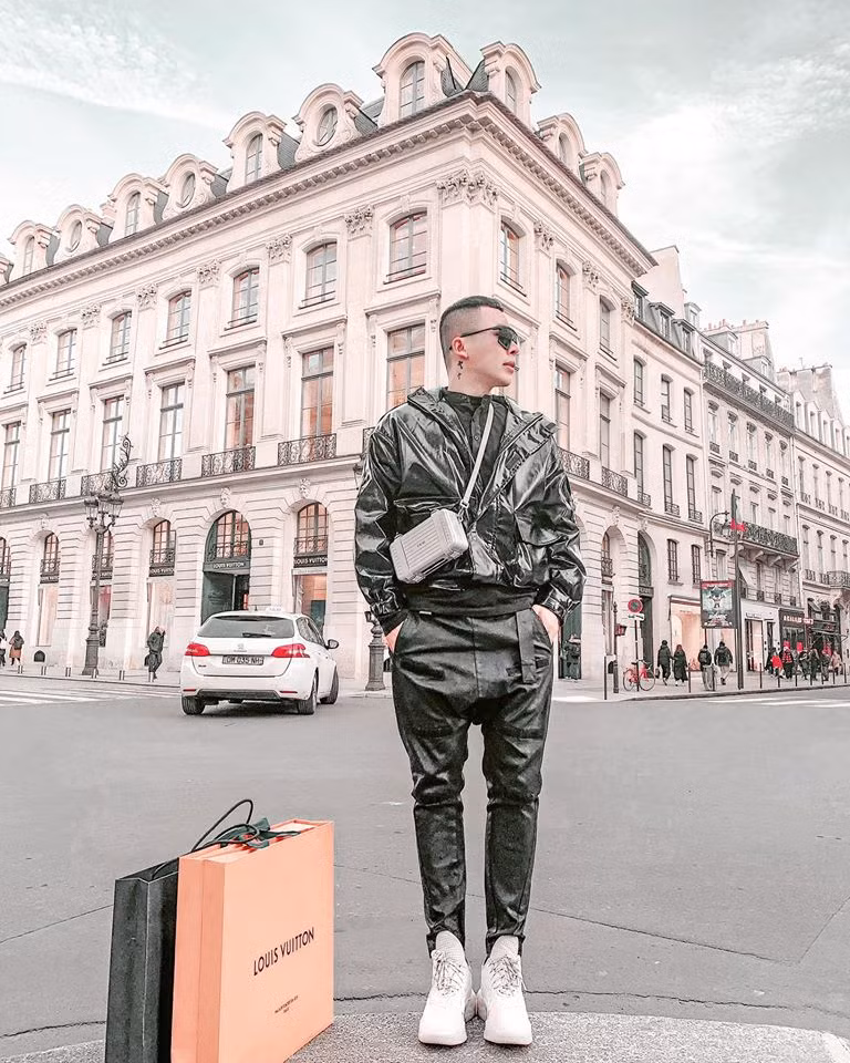 Sở hữu cả một công ty chuyên đào tạo về người mẫu, Vũ Khắc Tiệp xây dựng cho bản thân một hình ảnh đầy hào nhoáng, từ vẻ ngoài ngày một bảnh bao đến phong cách thời trang thời thượng, đẳng cấp.