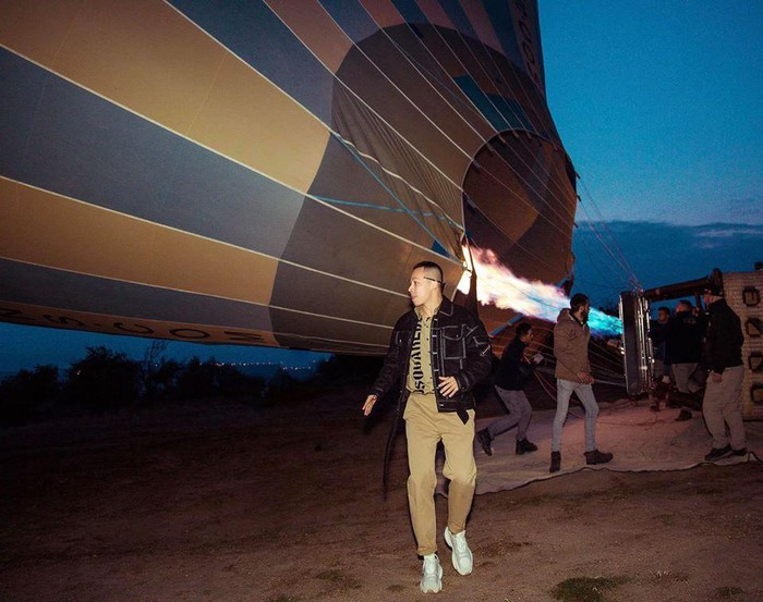 Ông bầu luôn tỏ ra nhạy bén, tinh tế trong gu ăn mặc của mình mỗi lần xuống đường.