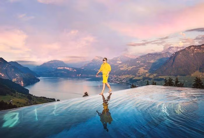 Dù vậy, ông bầu của chân dài Ngọc Trinh vẫn ăn mặc cực sang chảnh và check in ở những nơi nổi tiếng xa hoa.