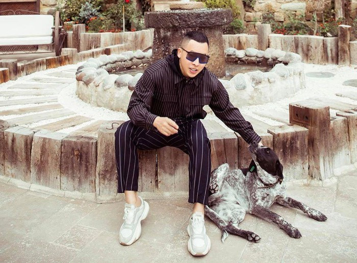 Vũ Khắc Tiệp với con mắt thời trang tinh tế luôn tận dụng khéo léo các món đồ hiệu, tạo nên những set đồ cực bắt mắt.