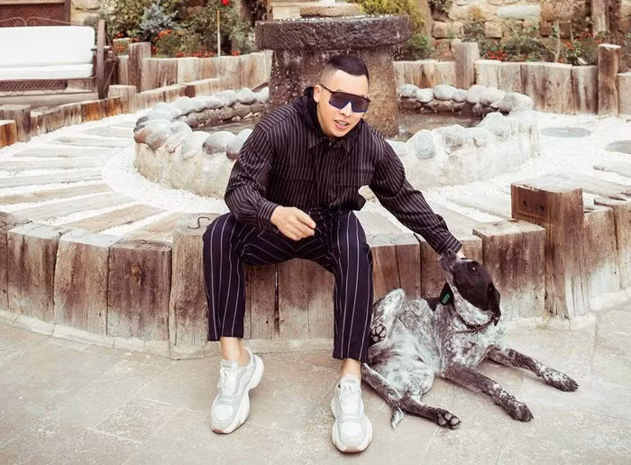 Vũ Khắc Tiệp với con mắt thời trang tinh tế luôn tận dụng khéo léo các món đồ hiệu, tạo nên những set đồ cực bắt mắt.
