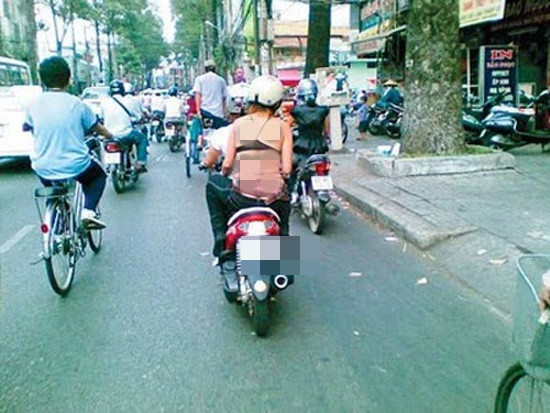 Người phụ nữ này còn "hồn nhiên" lộ điểm xấu của cơ thể ngấn mỡ với trang phục cực "mát mẻ".