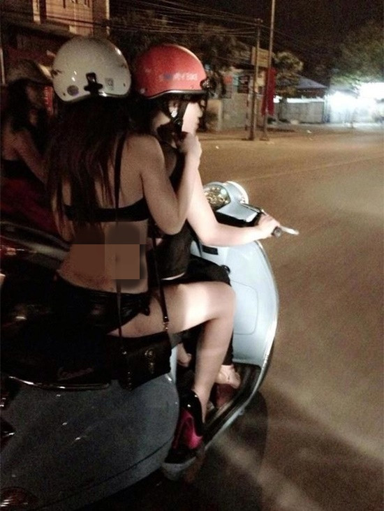 Tuy đã trở thành một "đặc sản" mùa nóng, nhưng ăn mặc phản cảm ra đường cũng khiến nhiều người xung quanh cảm thấy khó chịu, đặc biệt những nơi có trẻ nhỏ.