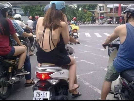 Bất chấp ra ngoài nơi công cộng, cô gái mặc hở sau lưng và còn "thả rông" ngực.