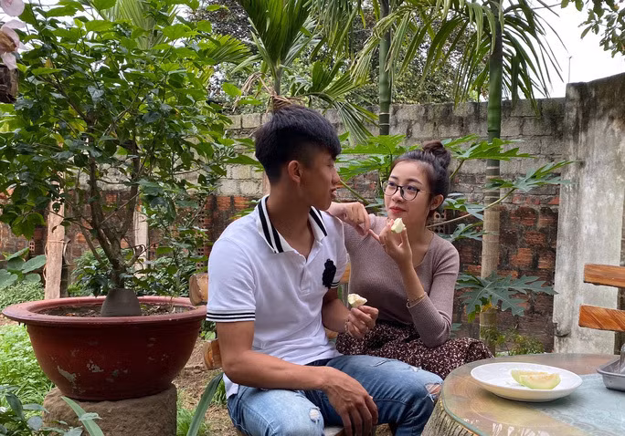 Chuyen nhung nang vo cau thu Viet ngay Tet: Ai dam dang hon?-Hinh-5