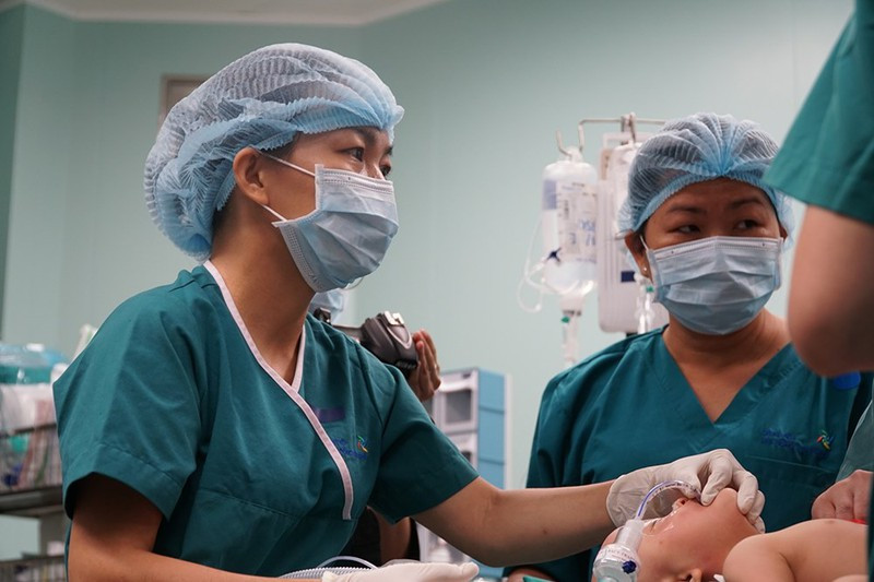 Ca phẫu thuật dự kiến kéo dài 12 giờ, kết thúc lúc 18h cùng ngày. Hai bé gái này đã được chăm sóc, điều trị liên tục từ tháng 7/2019. Ảnh: PLO.